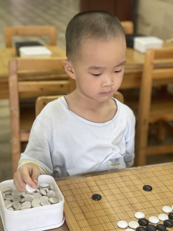 觀棋不語(yǔ)的小棋手_副本.jpg