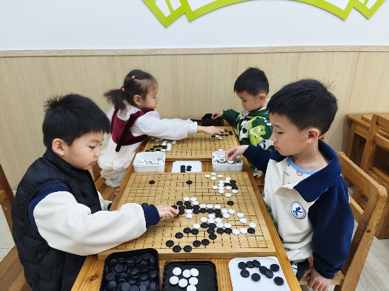 4、小棋手們兩兩對(duì)坐，眼神專注，正在認(rèn)真的思考每一步落子呢_副本.jpg