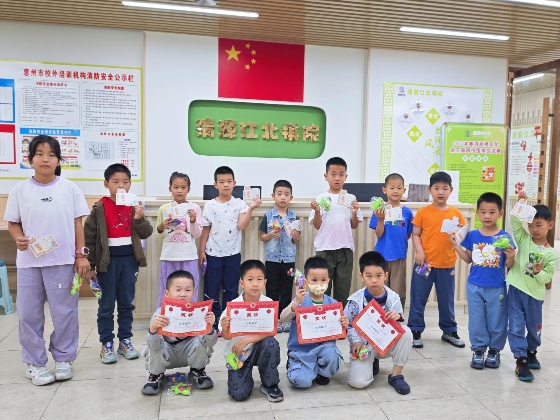 4、在本周，棋院給在上周獲得全勤的小棋手頒發(fā)了獎(jiǎng)狀和小禮物_副本.jpg