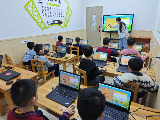 5、一起來(lái)看看我們?cè)诙嗝襟w課室上課的小棋手們的上課表現(xiàn)吧_副本.jpg
