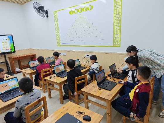 4、也就是從本周開(kāi)始我們可以使用多媒體課室上課啦，所以我們本周的照片分享選擇的也是小棋手們使用多媒體課室上課的一些照片~_副本.jpg