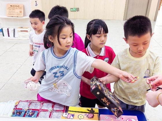 3、為了迎接節(jié)日的到來，我們?cè)诒局艿闹苣┡e行了一個(gè)少量積分兌換禮物的小活動(dòng)_副本.jpg