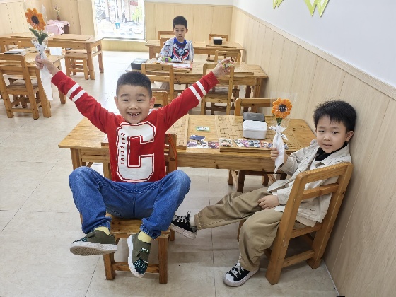 6、其中，棋院在發(fā)放小禮品時(shí)，給咱們小棋手們拍攝了一些照片，一起來看看吧~_副本.jpg